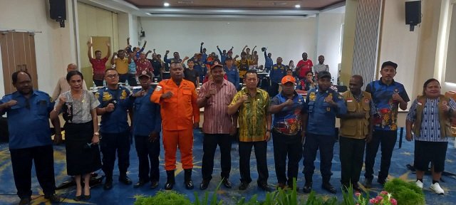 Yosias Lossu, Kepala BPBD Mimika, Moses Yarangga, Sekretaris BPBD, Yohanes Kuum, Kabid Pemadam Kebakaran, Thomas C Bouw, Kabid Kesiapsiagaan, Agustina Rahadet, Kasubid Penanggulangan Kebakaran, Kasubid Keuangan, Diana Herman, Adolof C Dimara selaku instruktur SAR Timika foto bersama usai acara penutupan.