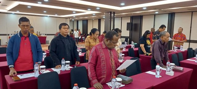 Peserta Musda IV LPPD Mimika mengikuti ibadah pembukaan.