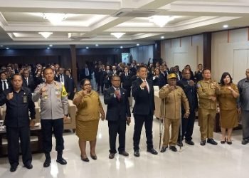 Pj. Bupati Valentinus S. Sumito, Pj. Sekda Mimika Petrus Yumte, Plh Asisten 2 Petrus Lewa Koten, Asisten 3 Setda Mimika Hendritte W. Tandiono, Staf Ahli Bupati Bertha Beanal, Wakapolre Kompol Hermanto, Kepala BKPSDM Mimika Ananias Faot foto bersama pimpinan OPD dan peserta pelatihan usai acara pembukaan, Senin 7 Agustus 2023. (Foto : Redaksi/Koranpapua.id)