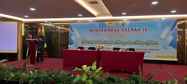 Pdt. Paul Maniagasi memimpin doa pada ibadah pembukaan Musda IV LPPD Mimika.