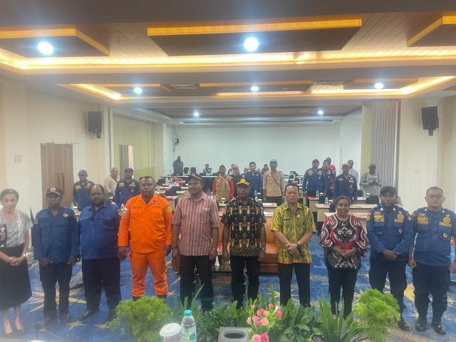 Paulus Dumais, Asisten 1 Setda Mimika foto bersama Yosias Lossu, Kepala BPBD Mimika, narasumber usai membuka kegiatan.