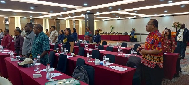 Peserta Musda IV LPPD Mimika menyanyi lagu tanah Papua.