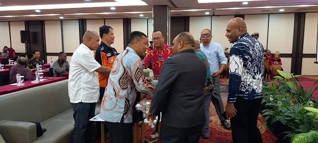 Pdt Paul Maniagasi menyalami Plt Kepala Bidang Urusan Agama Kristen Kemenag Papua, Tonny Sahertian dan peserta Musda IV LPPD Mimika setelah ibadah pembukaan.