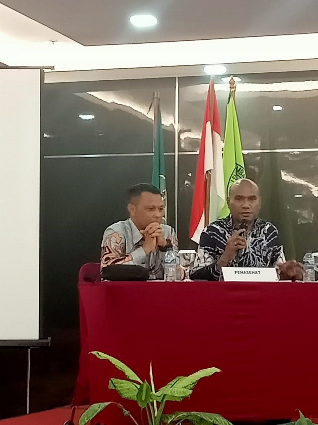 Dr. John Makanway, selaku penasehat memberikan arahan dalam Musda IV LPPD Mimika.