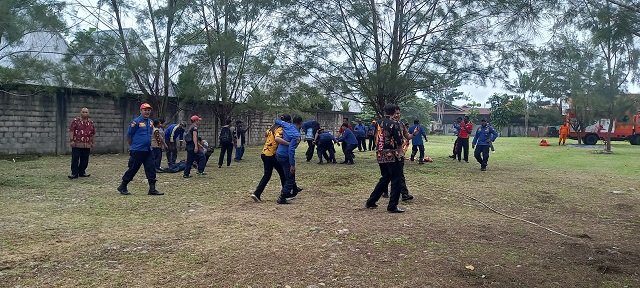 Personil BPBD Mimika mempraktekan mengevakuasi korban kebakaran.