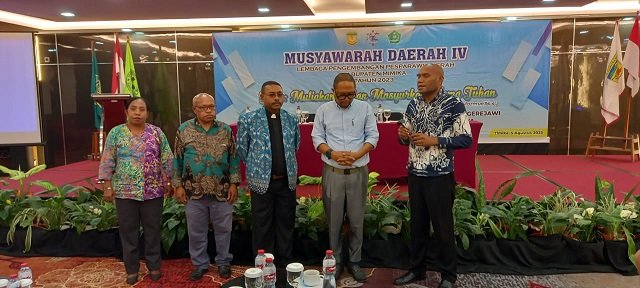 Dr. John Makanway, Ketua LPPD Papua menyampaikan sepata kata sebelum menyerahkan palu sidang Musda IV kepada Johan Ade Matulessy, Ketua LPPD Mimika.