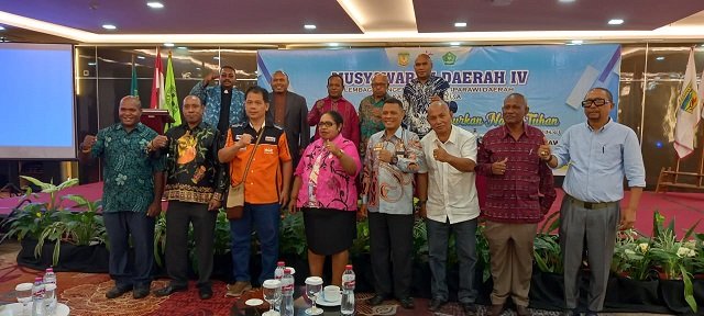 Bertha Beanal, Staf Ahli Bidang Kemasyarakatan dan SDM Bupati Mimika, Johan Ade Matulessy, Ketua LPPD Mimika, Ketua LPPD Papua Dr. John Makanway, Yan Purba Selamat, Kepala Bakesbangpol Mimika, Kepala Kemenag Mimika Lucas Yasi foto bersama pengurus LPPD Mimika.