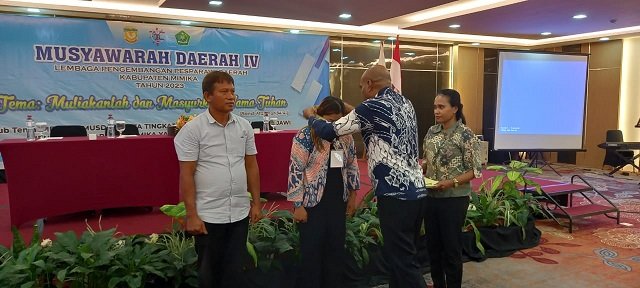 Dr. John Makanway, Ketua LPPD Papua menyematkan tanda peserta kepada perwakilan Musda IV LPPD 2023.