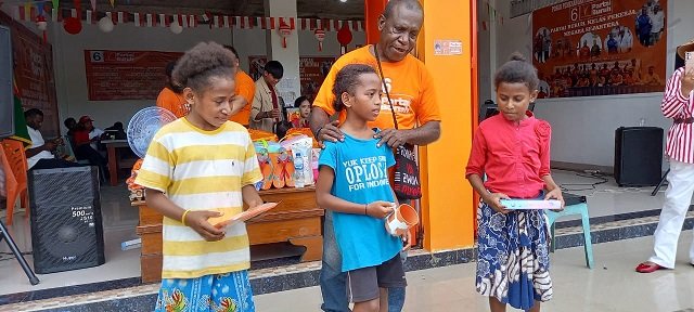 Kader Partai Buruh foto bersama setelah menyerahkan hadiah bagi pemenang gigit sendok membawa kelereng.