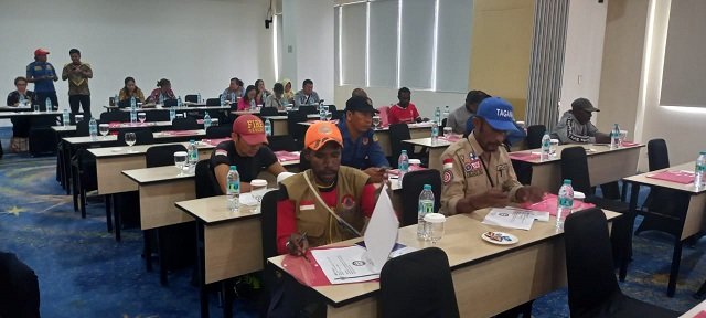 Personil BPBD mengikuti materi teori dalam pelatihan pencegahan kebakaran.