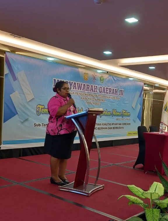 Bertha Beanal, Staf Ahli Bidang Kemasyarakatan dan SDM Bupati Mimika membacakan sambutan Pj. Bupati Mimika Valentinus S. Sumito.