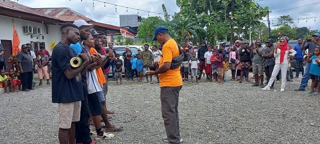Udin Waleulu, kader Partai Buruh membaca mantra dalam pementasan bambu gila.