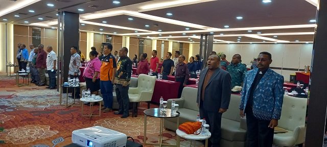 Pdt. Paul Maniagasi bersama peserta Musda IV LPPD Mimika menyanyi Lagu Indonesia Raya.