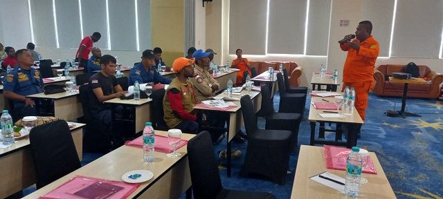 Adolof C. Dimara, instruktur dari SAR Timika memaparkan materi ruang mengenai teknik mengevakuasi korban.