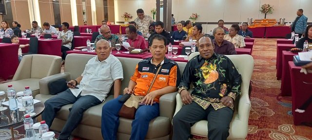 Pdt. Ferdinan Fuakubun, Kepala Bakesbangpol, Yan Purba Selamat dan Lucas Yasi, Kepala Kemenag Mimika menghadiri Musda IV LPPD Mimika.