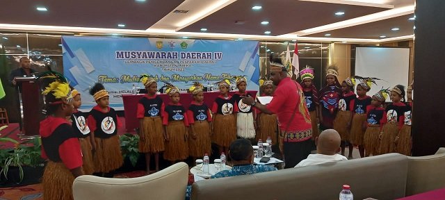Paduan Suara Nem Nauwo Children Choire Sentra Pendidikan menyanyikan Lagu Mozes Kilangin dalam bahasa Amungme.