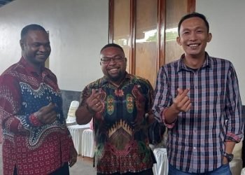 Aloysius Karubaba, S.Sos, Ketua Pokja Bina Ketahanan Remaja, Gidion Lebang, S.IP, Analisis Kependudu dan Keluarga Berencana Ahli Muda dan Drikson Auparay, S.IP, Ketua Pokja Analisis Dampak Kependudukan foto bersama. (Foto : Redaksi/Koranpapua.id)