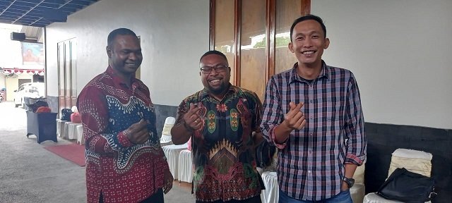 Aloysius Karubaba, S.Sos, Ketua Pokja Bina Ketahanan Remaja, Gidion Lebang, S.IP, Analisis Kependudu dan Keluarga Berencana Ahli Muda dan Drikson Auparay, S.IP, Ketua Pokja Analisis Dampak Kependudukan foto bersama. (Foto : Redaksi/Koranpapua.id)