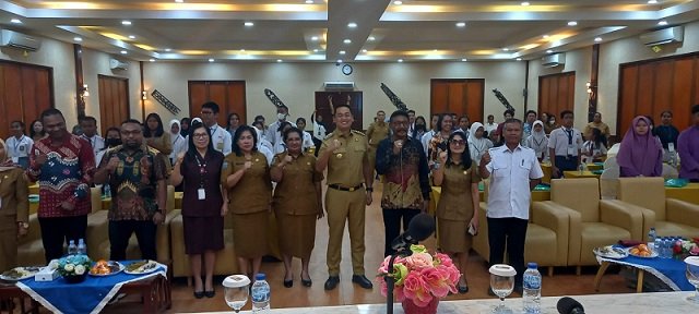 Pj. Bupati Valentinus S. Sumito didampingi Hendritte W. Tandiono, Asisten 3 Setda Mimika, Kepala BP3APP-KB Mimika foto bersama Drs. Nerius Auparai, M.Si, Kepala Perwakilan BKKBN Papua foto bersama peserta usai acara pembukaan, Selasa 8 Agustus 2023. (Foto : Redaksi/Koranpapua.id)