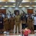 Pj. Bupati Valentinus S. Sumito didampingi Hendritte W. Tandiono, Asisten 3 Setda Mimika, Kepala BP3APP-KB Mimika foto bersama Drs. Nerius Auparai, M.Si, Kepala Perwakilan BKKBN Papua foto bersama peserta usai acara pembukaan, Selasa 8 Agustus 2023. (Foto : Redaksi/Koranpapua.id)