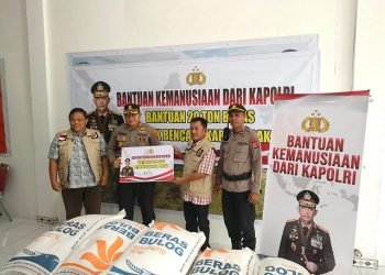Kapolres Mimika AKBP I Gede Putra, SH, S.I.K menyerahkan bantuan bencana Nduga secara simbolis kepada Sekretaris BPBD Kabupaten Puncak, Arisan Palamba, Senin 14 Agustus 2023 (foto ist/ koranpapua.id)