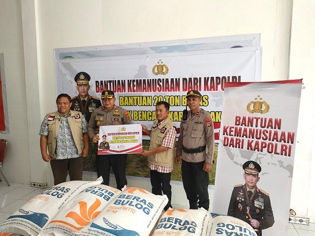 Kapolres Mimika AKBP I Gede Putra, SH, S.I.K menyerahkan bantuan bencana Nduga secara simbolis kepada Sekretaris BPBD Kabupaten Puncak, Arisan Palamba, Senin 14 Agustus 2023 (foto ist/ koranpapua.id)