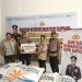 Kapolres Mimika AKBP I Gede Putra, SH, S.I.K menyerahkan bantuan bencana Nduga secara simbolis kepada Sekretaris BPBD Kabupaten Puncak, Arisan Palamba, Senin 14 Agustus 2023 (foto ist/ koranpapua.id)