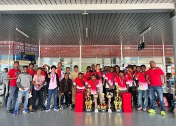 Jacob Toisuta, Kepala Dinas Pariwisata Pemuda Olahraga dan Kebudayaan Mimika dan Yohanis Mandessy foto bersama para atlet setiba di Bandara Mozes Kilangin Timika, Selasa 1 Agustus 2023. (Foto : Ist./Koranpapua.id)