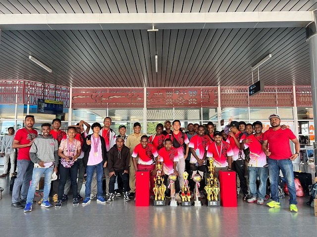 Jacob Toisuta, Kepala Dinas Pariwisata Pemuda Olahraga dan Kebudayaan Mimika dan Yohanis Mandessy foto bersama para atlet setiba di Bandara Mozes Kilangin Timika, Selasa 1 Agustus 2023. (Foto : Ist./Koranpapua.id)