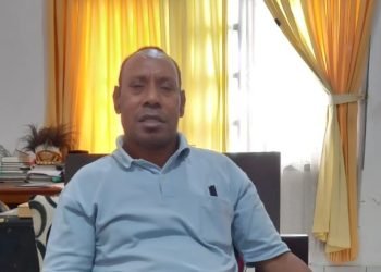 Lucas Yasi, Kepala Kemenag Mimika. (Foto: Redaksi/Koranpapua.id)