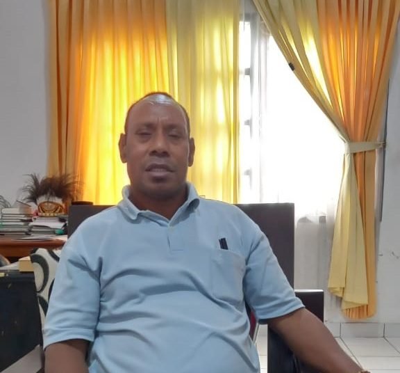 Lucas Yasi, Kepala Kemenag Mimika. (Foto: Redaksi/Koranpapua.id)