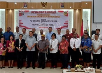 Pj. Bupati Valentinus S. Sumito, Pj. Sekda Petrus Yumte, Asisten 3 Setda Mimika Hendritte W. Tandiono bersama pimpinan OPD foto bersama Kepala Kejari Mimika Meilany dan stafnya usai tandatangan piagam kerjasama, Jumat 18 Agustus 2023. (Foto : Redaksi/Koranpapua.id)