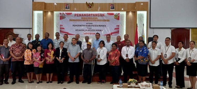 Pj. Bupati Valentinus S. Sumito, Pj. Sekda Petrus Yumte, Asisten 3 Setda Mimika Hendritte W. Tandiono bersama pimpinan OPD foto bersama Kepala Kejari Mimika Meilany dan stafnya usai tandatangan piagam kerjasama, Jumat 18 Agustus 2023. (Foto : Redaksi/Koranpapua.id)