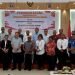 Pj. Bupati Valentinus S. Sumito, Pj. Sekda Petrus Yumte, Asisten 3 Setda Mimika Hendritte W. Tandiono bersama pimpinan OPD foto bersama Kepala Kejari Mimika Meilany dan stafnya usai tandatangan piagam kerjasama, Jumat 18 Agustus 2023. (Foto : Redaksi/Koranpapua.id)