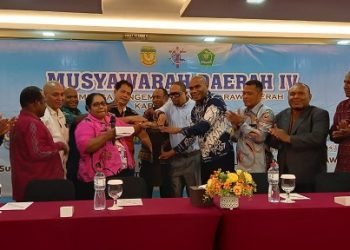 Bertha Beanal, Staf Ahli Bidang Kemasyarakatan dan SDM Bupati Mimika menabuh tifa bersama-sama membuka Musda IV LPPD Mimika, Sabtu 5 Agustus 2023. (Foto : Redaksi/Koranpapua.id)