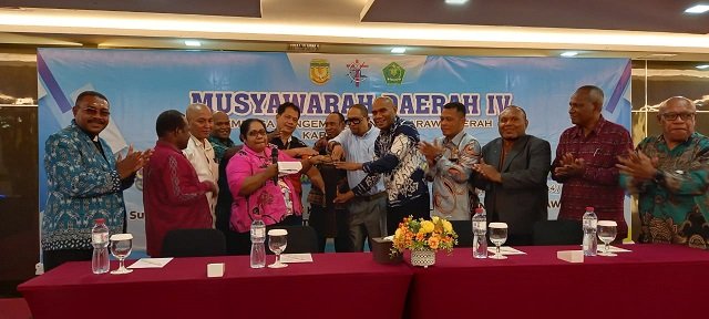 Bertha Beanal, Staf Ahli Bidang Kemasyarakatan dan SDM Bupati Mimika menabuh tifa bersama-sama membuka Musda IV LPPD Mimika, Sabtu 5 Agustus 2023. (Foto : Redaksi/Koranpapua.id)