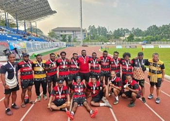 Ketua Tim Rugby Papua Tengah Odizeus Beanal foto bersama Tim Rugby di Stadion Banten Reborn Tangerang. (Foto : Ist./Koranpapua.id)