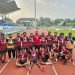 Ketua Tim Rugby Papua Tengah Odizeus Beanal foto bersama Tim Rugby di Stadion Banten Reborn Tangerang. (Foto : Ist./Koranpapua.id)