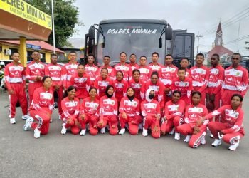 Calon anggota Paskibra Mimika 2023 mengenakan kostum corak merah putih foto bersama di Kantor Pelayanan Polres Mimika Jalan Cenderawasih. (Foto: Ist./Koranpapua.id)