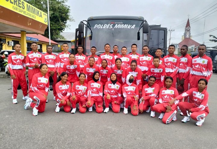 Calon anggota Paskibra Mimika 2023 mengenakan kostum corak merah putih foto bersama di Kantor Pelayanan Polres Mimika Jalan Cenderawasih. (Foto: Ist./Koranpapua.id)