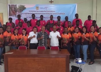 Jacob Toisuta, Kepala Dinas Pariwisata Kebudayaan Pemuda dan Olahraga Mimika, Andri Patiung, Kepala Seksi Objek dan Daya Tarik Wisata, Jimi Mahue, pemateri pelatihan, panitia foto bersama peserta usai acara penutup, Rabu 23 Agustus 2023. (Foto : Redaksi/Koranpapua.id)