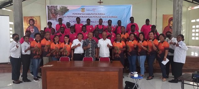 Jacob Toisuta, Kepala Dinas Pariwisata Kebudayaan Pemuda dan Olahraga Mimika, Andri Patiung, Kepala Seksi Objek dan Daya Tarik Wisata, Jimi Mahue, pemateri pelatihan, panitia foto bersama peserta usai acara penutup, Rabu 23 Agustus 2023. (Foto : Redaksi/Koranpapua.id)