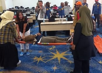 Peserta mempraktekkan mengevakuasi korban menggunakan tandu dalam pelatihan, Kamis 3 Agustus 2023. (Foto : Redaksi/Koranpapua.id)