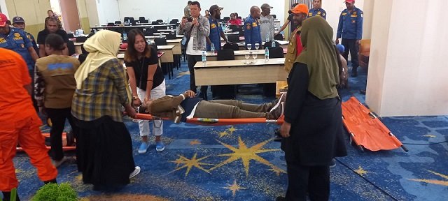 Peserta mempraktekkan mengevakuasi korban menggunakan tandu dalam pelatihan, Kamis 3 Agustus 2023. (Foto : Redaksi/Koranpapua.id)