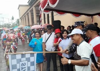 Asisten 3 Setda Mimika, Hendriette Tandiyono membuka pawai HUT RI ke 78 kategori TK dan SD (Foto:Redaksi/Koranpapua.id)