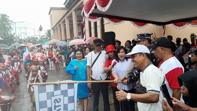 Asisten 3 Setda Mimika, Hendriette Tandiyono membuka pawai HUT RI ke 78 kategori TK dan SD (Foto:Redaksi/Koranpapua.id)