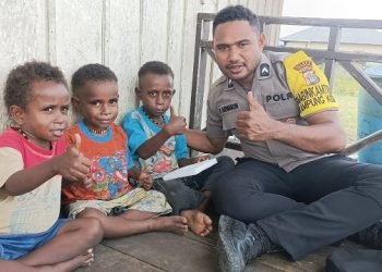 Tiga anak di Kampung Mbuah Tengah, Nduga antusias mengikuti pelajaran yang diberikan anggota Operasi Rasaka Cartenz, Minggu 13 Desember 2023 (foto Ist/koranpapua.id)
