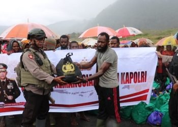 Penyerahan bahan makan bantuan Kapolri dan Kapolda Papua kepada warga Distrik Agandugume dan Distrik Lambewi, Puncak, Sabtu 12 Agustus 2023 ( foto Ist/ Koranpapua.id)