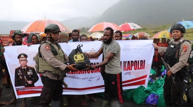 Penyerahan bahan makan bantuan Kapolri dan Kapolda Papua kepada warga Distrik Agandugume dan Distrik Lambewi, Puncak, Sabtu 12 Agustus 2023 ( foto Ist/ Koranpapua.id)