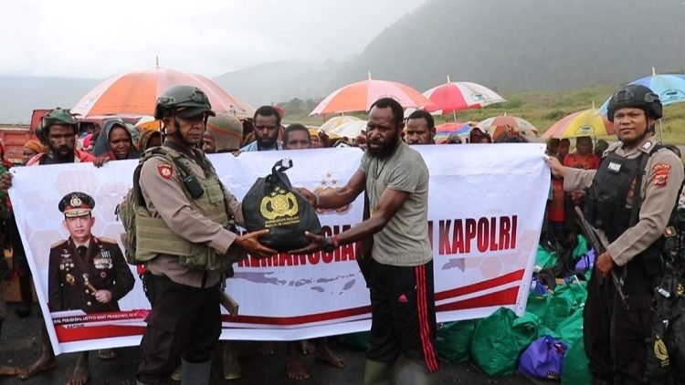 Penyerahan bahan makan bantuan Kapolri dan Kapolda Papua kepada warga Distrik Agandugume dan Distrik Lambewi, Puncak, Sabtu 12 Agustus 2023 ( foto Ist/ Koranpapua.id)